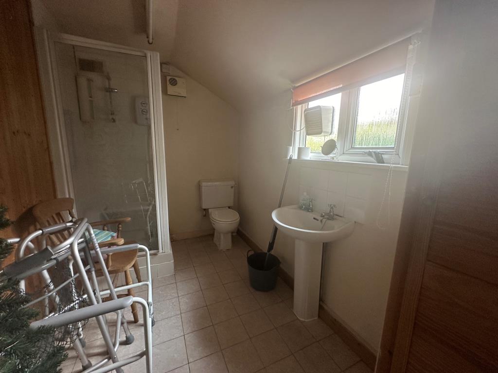Lot: 116 - MID-TERRACE HOUSE FOR REFURBISHMENT - Shower and W.C.